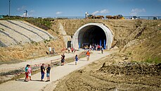 Lidé se mohli podívat do připravovaného 370 metrů dlouhého železničního tunelu...