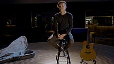 Frontman kapely Chinaski Michal Malátný v dokumentu Kadej ví kulový