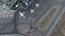 Davy lidí u pistavených letadel na kábulském letiti ekají na evakuaci. (16....