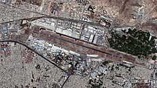 Mezinárodní letiště v Kábulu z ptačí perspektivy (16. srpna 2021)