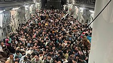 Dav 640 lidí evakuovaných americkým nákladním letadlem C-17 Globemaster III z...