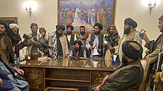 Tálibánští bojovníci pózují před fotografy v kanceláři afghánského prezidenta,... | na serveru Lidovky.cz | aktuální zprávy