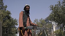 Tálibánský bojovník v Kábulu drží stráž před prezidentským palácem (16. srpna...