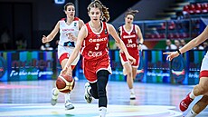 Česká juniorka Dominika Paurová útočí v zápase se Španělskem.