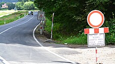 Poátek opraveného úseku za obcí Hrádek se zákazovou znakou.