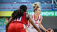 �eská basketbalová juniorka Simona Fi�erová v utkání s Kanadou