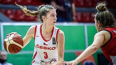 eská basketbalová nadje Dominika Paurová v utkání s Kanadou