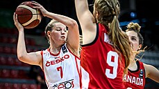 eská basketbalová juniorka Petra Malíková pod tlakem kanadské obrany