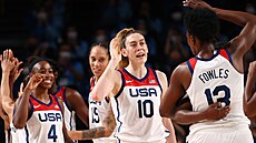 Americké basketbalistky oslavují olympijské zlato z Tokia. Breanna Stewartová...