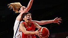 Japonská basketbalistka Rui Maidaová útoí na americký ko, blokuje Breanna...