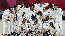 Američtí basketbalisté slaví se zlatými olympijskými medailemi z Tokia.