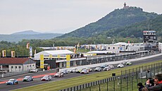 Autodrom Most hlídaný hradem Hn�vín
