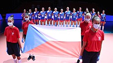 eské volejbalistky bhem hymny ped zápasem mistrovství Evropy.