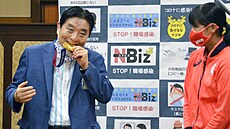 Starosta Takaši Kawamura se zlatou medailí softbalistky Miu Gotové
