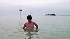Ma�arsko, Balaton. M�ste�ko Alsóörs na severním pob�e�í. Voda je zde hlub�í ne�...