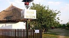 Ma�arsko, jedna z mnoha prodejen vín kolem Balatonu