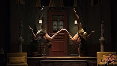 Francouzi Cirque Le Roux p�ivezli na Letní Letnou show Deer in the Headlights