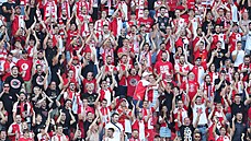 Pohled na slávistické fanoušky při utkání s Ferencvárosem.