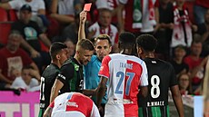 Eldar ivi z Ferencvárose (tetí zleva) dostává ervenou kartu v duelu se...