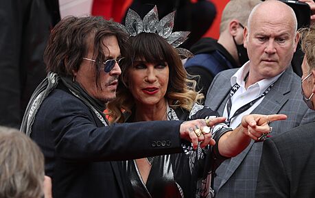 Johnny Depp na erveném koberci v Karlových Varech. (26. srpna 2021)