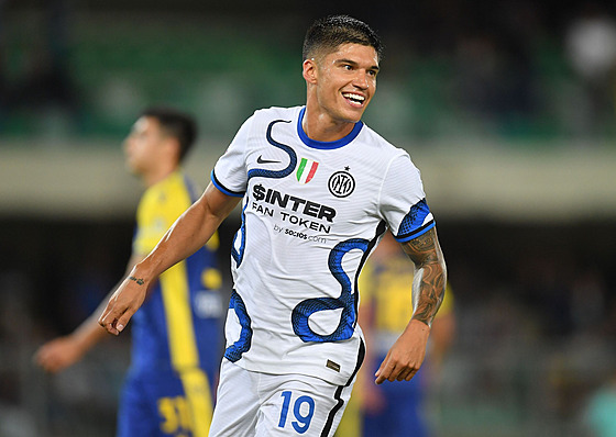 Joaquín Correa z Interu Milán slaví gól proti Veron.
