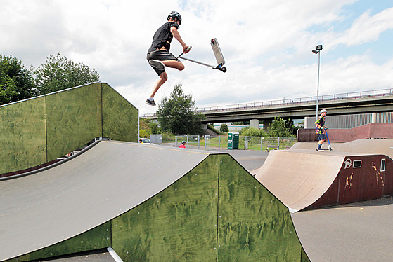 Ostrovský skatepark začal po rekonstrukci opět sloužit mladým jezdcům.