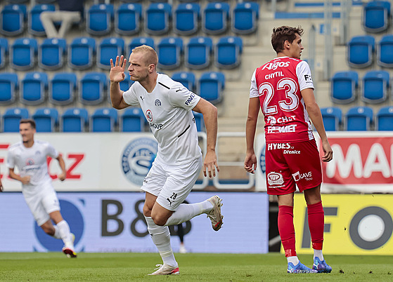 Vlastimil Daníek ze Slovácka slaví svj gól v utkání proti Pardubicím.