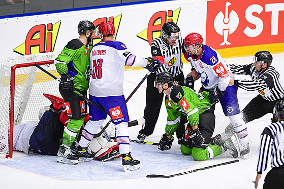 Strkanice ped brankou v utkání Ligy mistr mezi Mladou Boleslaví a IFK...