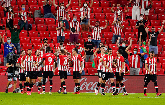 Hrái Athleticu Bilbaa oslavují úvodní branku duelu proti Barcelon.