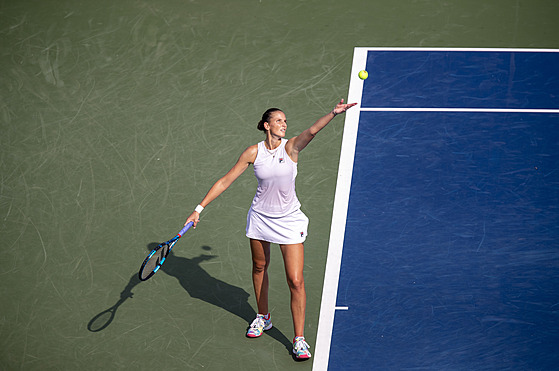 esk tenistka Karolna Plkov servruje bhem druhho semifinlovho duelu...