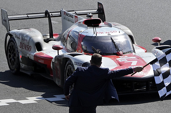Slavný vytrvalostní závod 24 hodin Le Mans potvrté za sebou vyhrála Toyota....