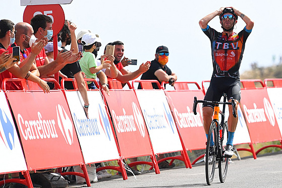 Damiano Caruso z týmu Bahrain Victorious se chytá za hlavu a neví tomu, co se...