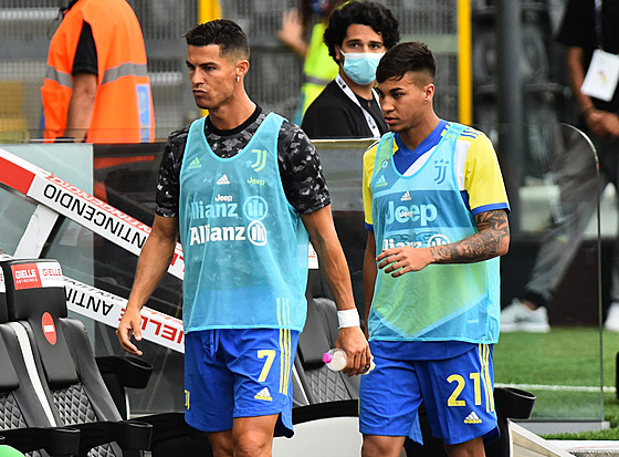 Cristiano Ronaldo (vlevo) zahajuje zápas svého Juventusu proti Udine na lavice.