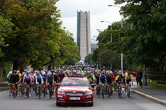 Cyklisté tsn po startu v neutrální zón na praském Strahov na LEtape Czech...