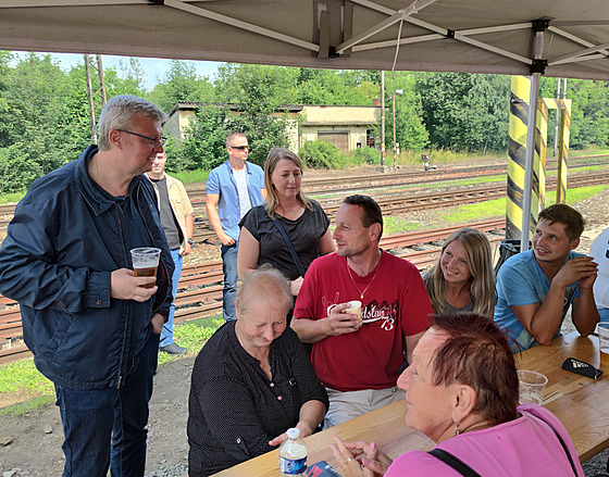 Ministr Karel Havlíček (ANO) na nádraží Střezimíř s občany. (17. července 2021)