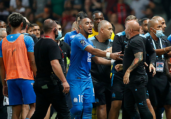 Momentka z utkání mezi Nice a Marseille, které zastínily divácké nepokoje a...