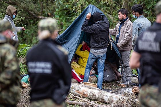 Skupina migrant zejm z Afghánistánu uvázla na blorusko-polské hranici. (19....