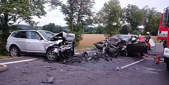 Na Písecku se eln stetla dv osobní auta. Jeden lovk pi nehod zemel.