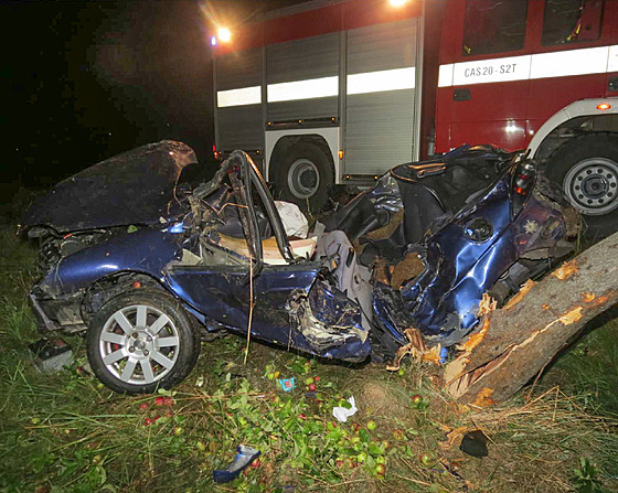 U Nových Syrovic na Tebísku nezvládl mladý idi zatáku, vyletl ze silnice a stechou vozu narazil do stromu. Nehodu nepeil. 