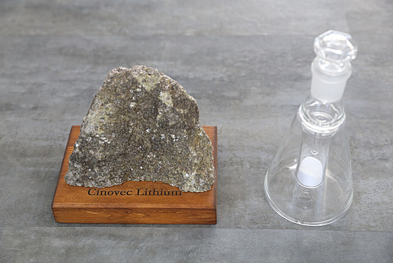 Lithium z Cínovce v surovém stavu a po vyčištění, jako jemné krystalky