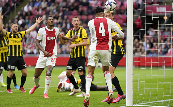 Edson Alvarez z Ajaxu hlavikuje stílí gól do sít Arnhemu v utkání nizozemské...