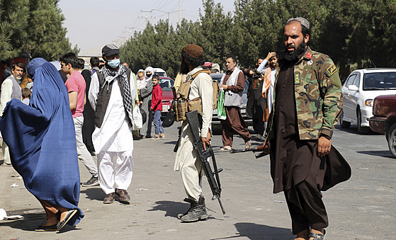 Tálibánské jednotky hlídají letiště po výbuchu, při kterém zemřelo přes sto...