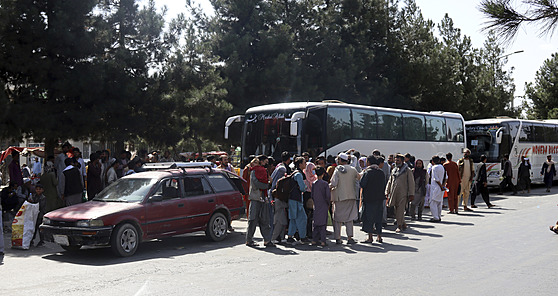 Stovky lidí čekají v Afghánistánu na evakuaci. (27. srpna 2021)