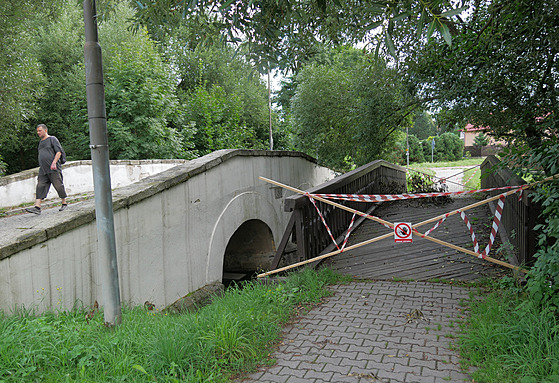 Devná lávka pro pí a cyklisty ve Dvorské ulici byla nedávno uzavena, na...