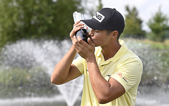 Johannes Veerman s trofejí pro vítze Czech Masters.