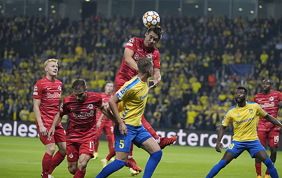 Andreas Ulmer ze Salcburku hlavikuje v utkání proti  Bröndby Koda v play off...