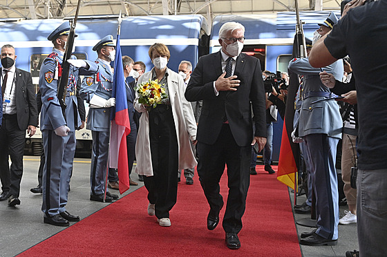 Německý prezident Frank-Walter Steinmeier s manželkou dorazili na návštěvu...