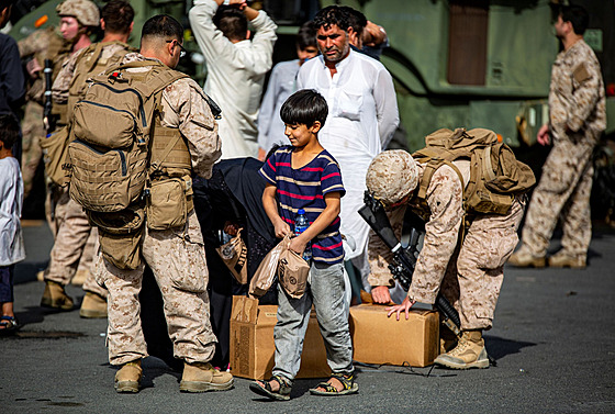 Amerití vojáci chystají evakuaci na kábulském letiti. (19. srpna 2021)