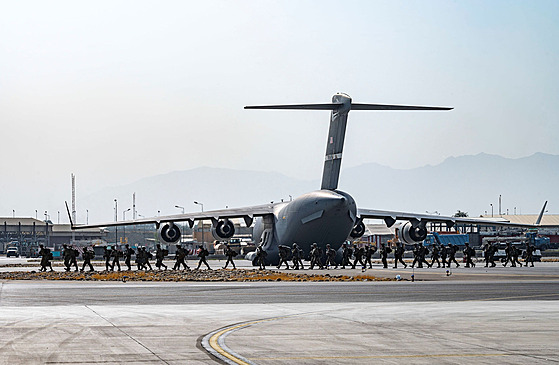 Amerití vojáci chystají evakuaci na kábulském letiti. (19. srpna 2021)