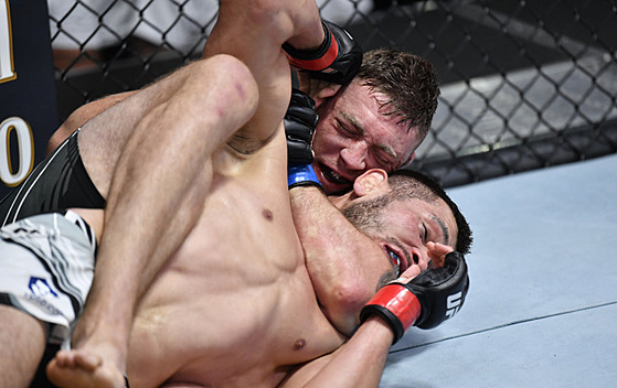 MMA zápasník Machmud Muradov prohrává zápas v UFC s Geraldem Meerschaertem na...
